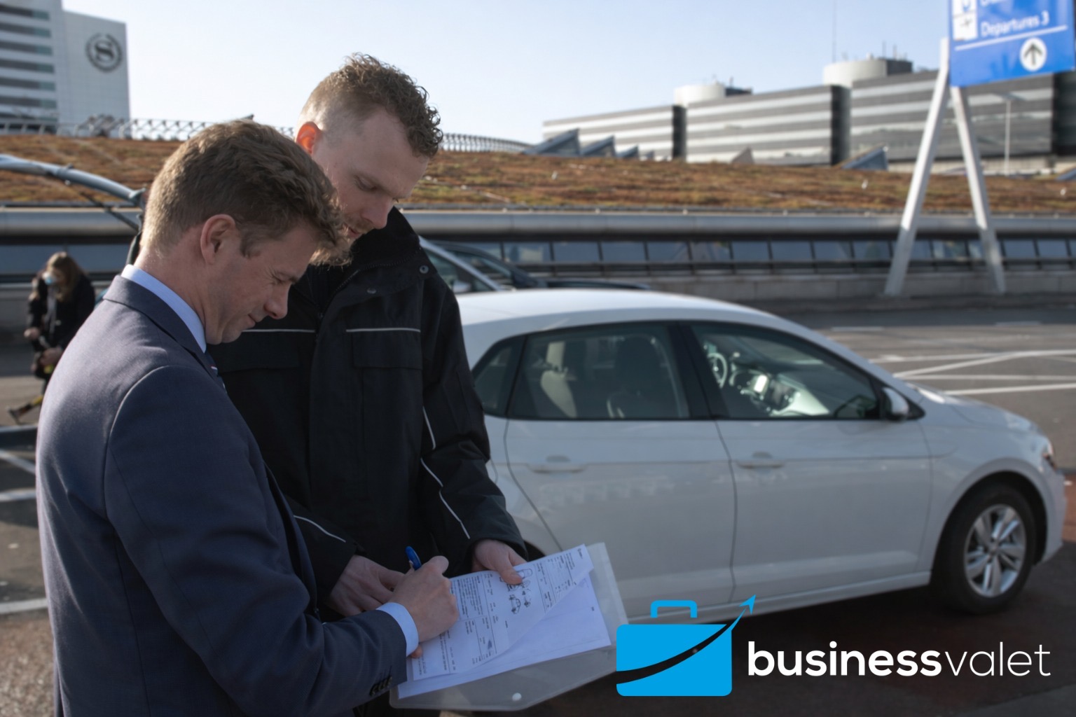 Chauffeur in bedrijfskleding van BusinessValet bij de vertrekhal