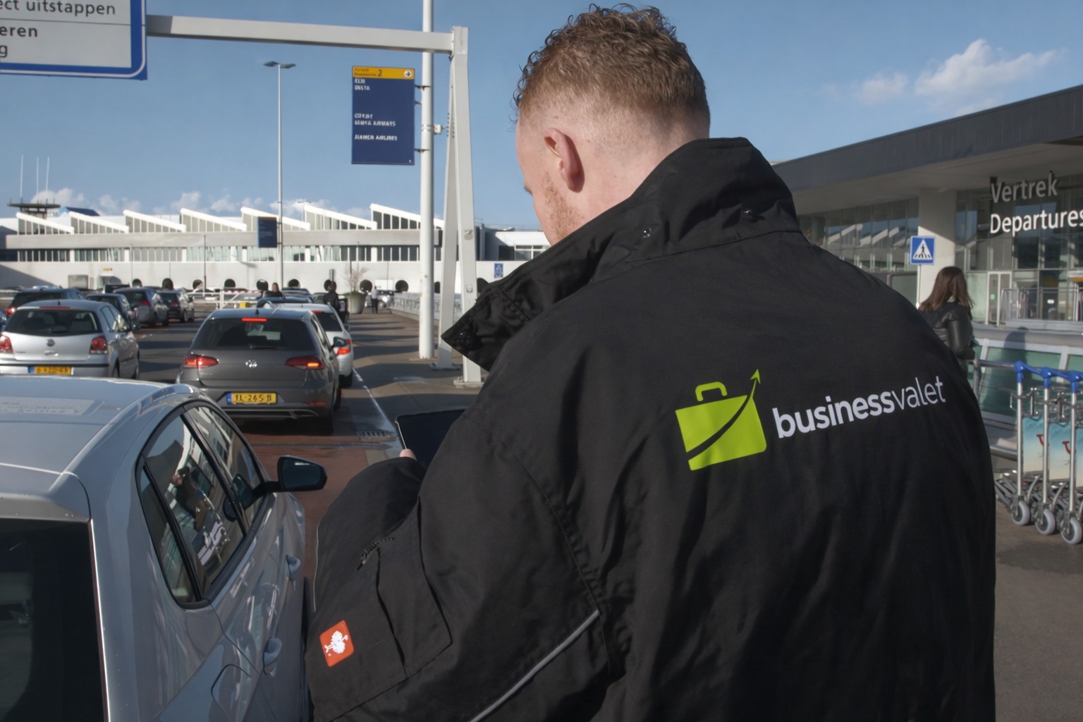 BusinessValet-chauffeur bij de vertrekhal van Schiphol